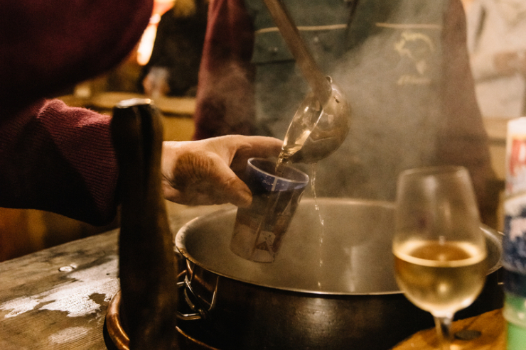 Stand de vin blanc chaud à Obernai en Alsace