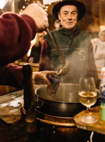 Stand de vin blanc chaud à Obernai en Alsace