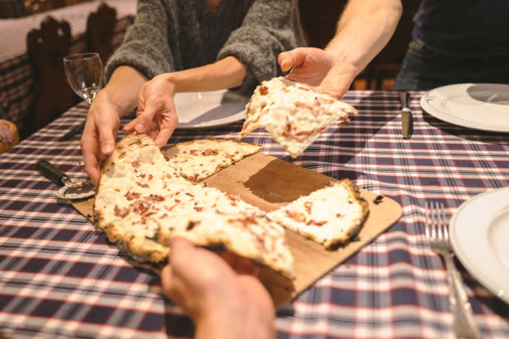 moment convivial autour d'une tarte flambée en Alsace