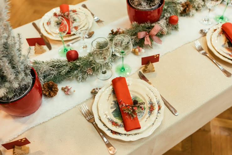 Table décorée dans l'esprit de Noël en Alsace